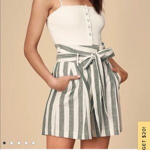 NWOT Lulu’s white and green striped paperbag high waisted shorts